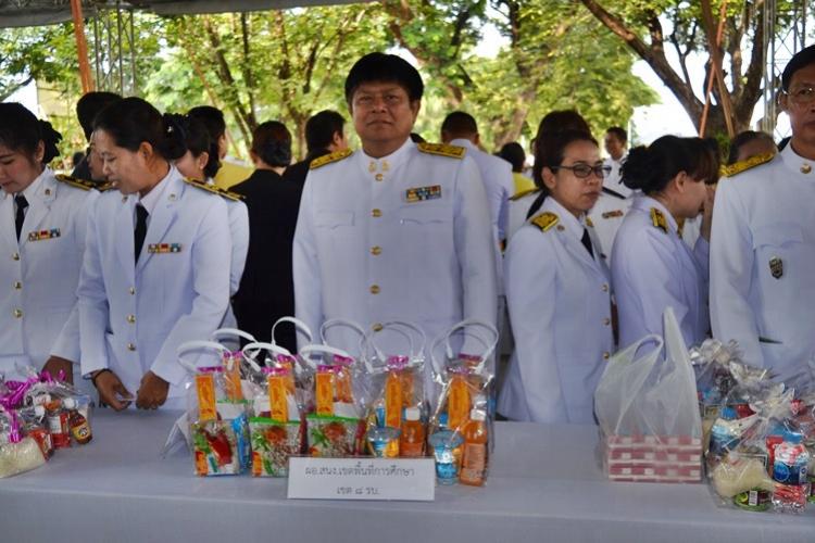 พิธีทำบุญตักบาตรข้าวสารอาหารแห้ง เพื่อถวายเป็นพระราชกุศลเนื่องในวันคล้ายวันสวรรคตพระบาทสมเด็จพระปรมินทรมหาภูมิพลอดุลยเดช บรมนาถบพิตร