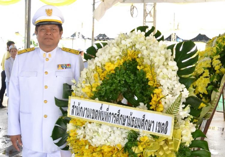 ร่วมสวดพระพุทธมนต์  ประกอบพิธีถวายบังคม  และวางพวงมาลาหน้าพระบรมฉายาลักษณ์ พระบาทสมเด็จพระปรมินทรมหาภูมิพลอดุลยเดช บรมนาถบพิตร