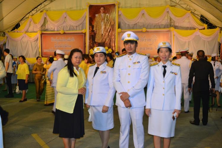 ประกอบพิธีถวายบังคมหน้าพระบรมฉายาลักษณ์ พร้อมกล่าวน้อมรำลึกในพระมหากรุณาธิคุณ และจุดเทียน