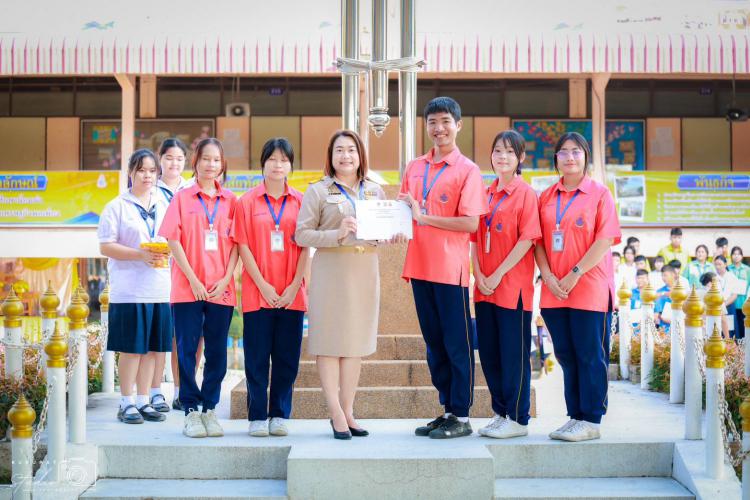 พิธีมอบรางวัลและเกียรติบัตรให้แก่นักเรียนในกิจกรรมต่าง ๆ 