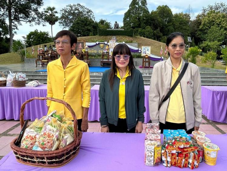 ร่วมตักบาตรพระสงฆ์ จํานวน 9 รูป และร่วมถวายสักการะ ณ บริเวณพระบรมราชนุสาวรีย์ รัชกาลที่ 6 ค่ายหลวงบ้านไร