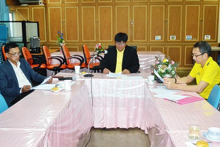 ประชุมคณะกรรมการระดับสำนักงานเขตพื้นที่การศึกษา เพื่อพิจารณาความจำเป็นถูกต้อง และจัดลำดับความสำคัญของข้อมูล งบลงทุน ค่าครุภัณฑ์ รายการโต๊ะ-เก้าอี้นักเรียน