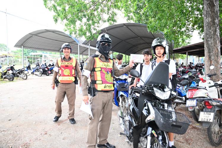 การให้ความรู้และสร้างความตระหนักเรื่องความปลอดภัยบนท้องถนนจากเจ้าหน้าที่ตำรวจสถานีตำรวจภูธรจอมบึง 