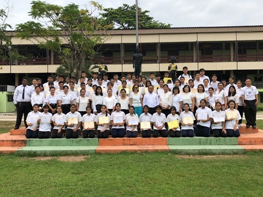 ผู้อำนวยการศิริชัย ทองหน้าศาล ผู้อำนวยการโรงเรียนปากท่อพิทยาคม เป็นเกียรติมอบรางวัลเกียรติบัตรให้กับนักเรียน