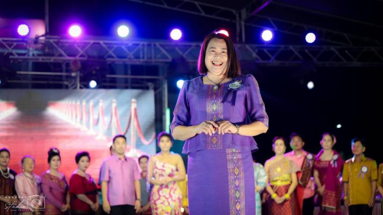 การร่วมเดินแบบกิตติมศักดิ์ผ้าจกสืบทอดศิลปวัฒนธรรมของดีอำเภอจอมบึง และเป็นกรรมการตัดสินการประกวดเทพีจอมบึง ประจำปี 2567 