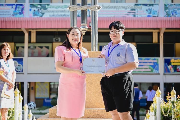พิธีมอบเกียรติบัตรให้แก่นักเรียนที่ได้รับรางวัลการแข่งขันสวดมนตร์และบรรยายธรรม 