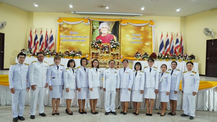 ร่วมพิธีวางพานพุ่มเบื้องหน้าพระฉายาลักษณ์สมเด็จพระศรีนครินทราบรมราชชนนี 