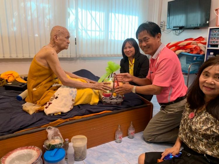 ผู้อำนวยการและคณะครูโรงเรียนเนกขัมวิทยามอบของขวัญแด่ผู้อุปการะคุณของโรงเรียนเนื่องในวันปีใหม่