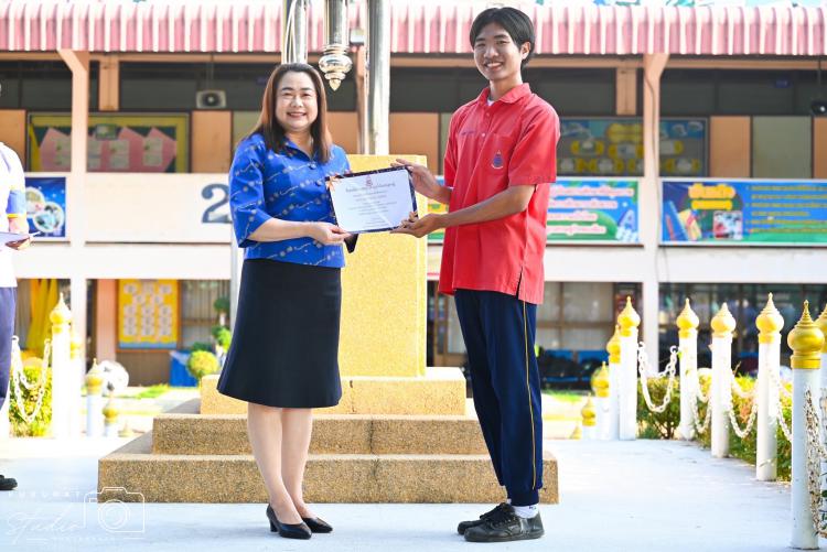 พิธีมอบเกียรติบัตรให้แก่นักเรียนที่ได้รับรางวัล และได้ร่วมออกแบบปกสมุดโรงเรียน