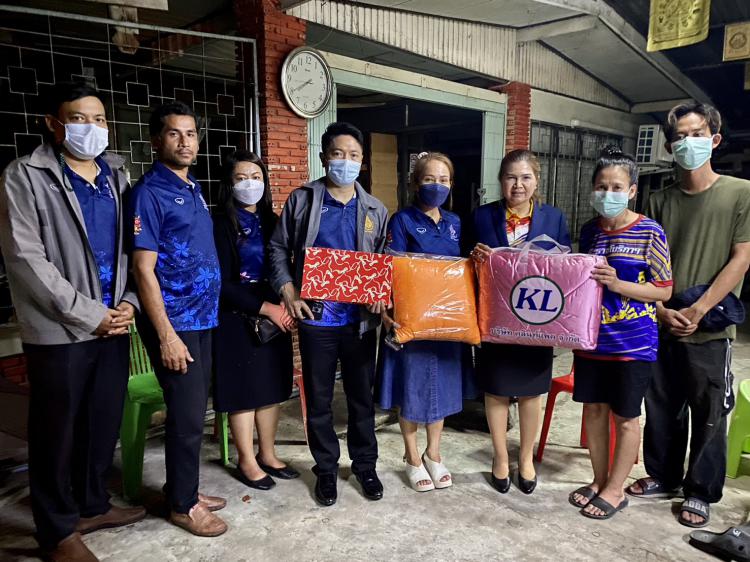 ผอ. สพม.ราชบุรี ลงพื้นที่เดินทางมาให้กำลังใจ พร้อมมอบเงินช่วยเหลือจำนวนหนึ่ง ให้กับนางสาวน้องนุช ถนอมผิว บุคลากรกลุ่มอำนวยการ สำนักงานเขตพื้นที่การศึกษามัธยมศึกษาราชบุรี ที่บ้านเกิดเหตุเพลิงไหม้      