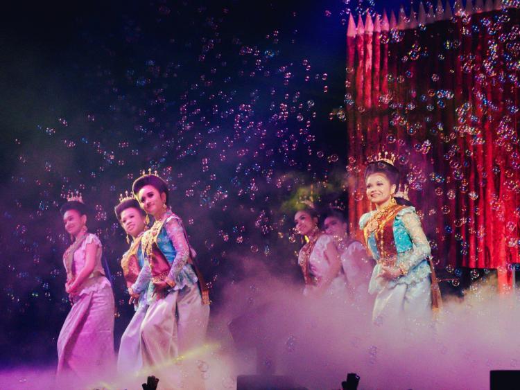 การแสดงละครประกอบแสงสีเสียงเทิดพระเกียรติ 