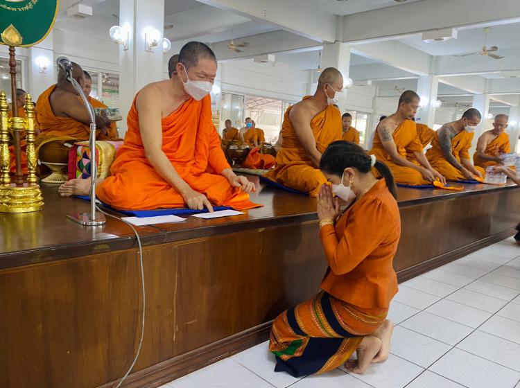 พิธีถวายภัตตาหารเพลแด่ พระภิกษุ สามเณร ในนามเจ้าภาพ หน่วยงานในสังกัดกระทรวงศึกษาธิการ 