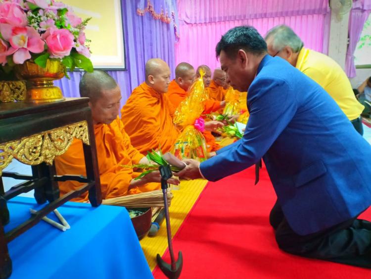 คณะผู้บริหาร ครู และบุคลากรทางการศึกษา ร่วมทำบุญเนื่องในวันคล้ายวันก่อตั้งโรงเรียนด่านทับตะโกราษฎร์อุปถัมภ์