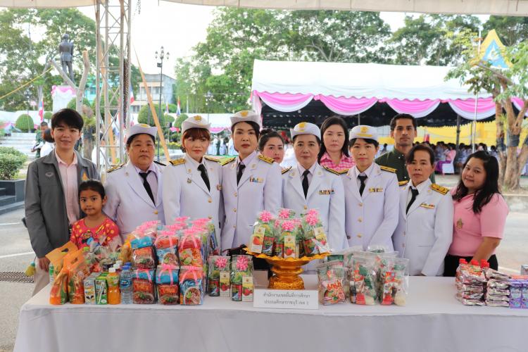 พิธีทำบุญตักบาตร พิธีวางพวงมาลาและพิธีถวายบังคม เนื่องในวันคล้ายวันสวรรคต พระบาทสมเด็จพระจุลจอมเกล้าเจ้าอยู่หัว