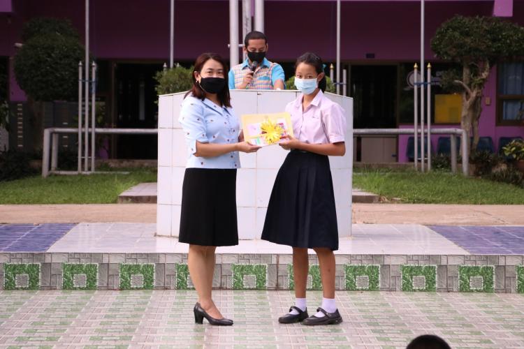 การมอบเกียรติบัตรในกิจกรรมรณรงค์ ลด ละ เลิก ใช้พลาสติก