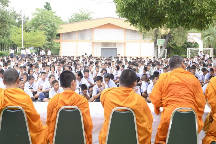 ตักบาตรช่วยเหลือผู้ประสบอุทกภัย