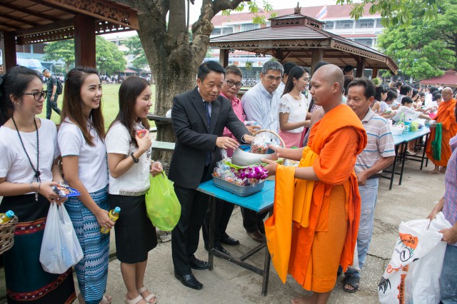 พิธีทำบุญตักบาตรเทโว เนื่องในเทศกาลออกพรรษา