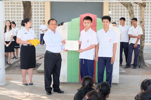 ผู้อำนวยการโรงเรียนปากท่อพิทยาคม เป็นเกียรติมอบเกียรติบัตรแก่นักเรียนที่เข้าร่วมการแข่งขันทักษะทางวิชาการ