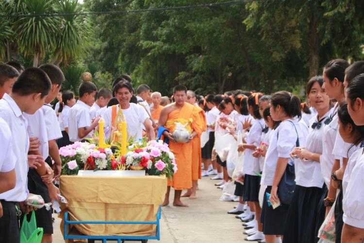 ทำบุญตักบาตร เนื่องในโอกาสวันเฉลิมพระชนมพรรษาสมเด็จพระเจ้าอยู่หัว 