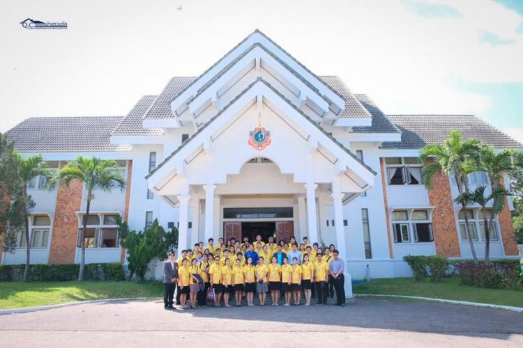ผู้บริหารโรงเรียนมัธยมวัดศรีจันทร์ประดิษฐ์ ในพระบรมราชานุเคราะห์ ที่ให้เกียรติมาศึกษาดูงานโรงเรียนบรมราชินีนาถราชวิทยาลัย
