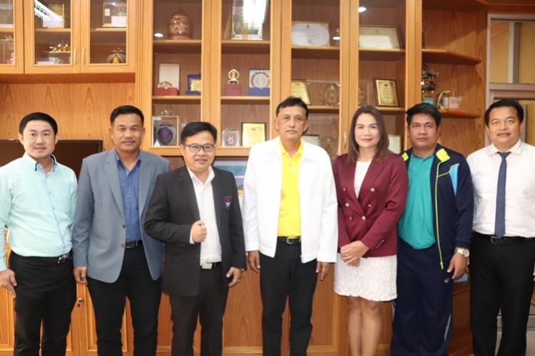 คณะผู้บริหารสังกัด สพม.8  ร่วมอวยพร และรับพร เนื่องในวันปีใหม่ แด่ นายธนะวันธิ์ แพทย์ชีพ รองผู้อำนวยการสำนักงานเขตพื้นที่การศึกษา รักษาราชการแทนผู้อำนวยการสำนักงานเขตพื้นที่การศึกษามัธยมศึกษา เขต 8