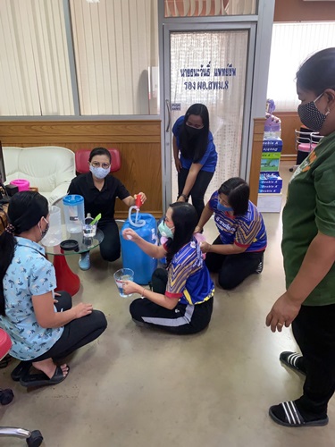 สพม.8 ทำสเปรย์แอลกอฮอล์  และเจลแอลกอฮอล์  เพื่อใช้ในสำนักงาน