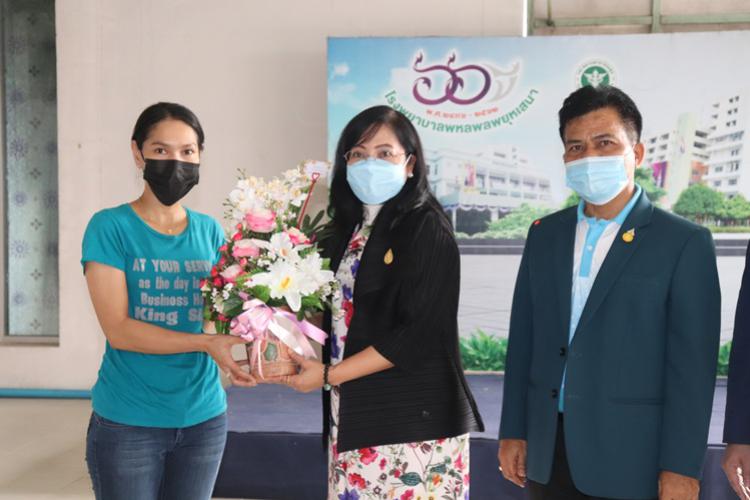ดร.เกศทิพย์  ศุภวานิช ผู้ตรวจราชการกระทรวงศึกษาธิการ นำกระเช้าดอกไม้เยี่ยมให้กำลังใจบุคลากรของสำนักงานเขตพื้นที่การศึกษามัธยมศึกษาราชบุรี ที่ได้รับบาดเจ็บจากอุบัติเหตุ