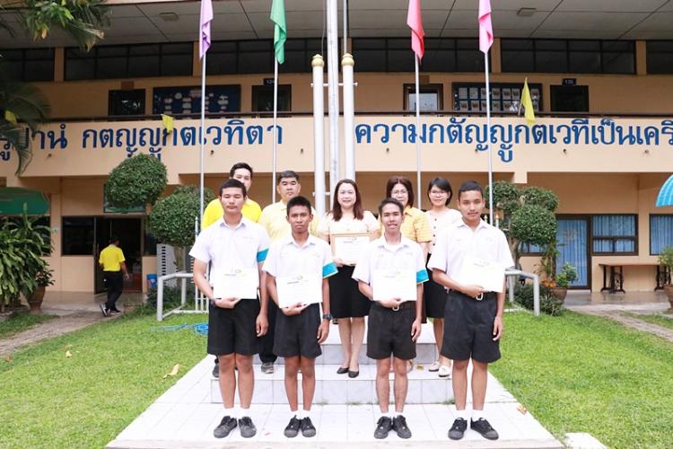 มอบเกียรติบัตรการแข่งขันออกแบบนวัตกรรมและเทคโนโลยีพื้นฐานวิศวกรรม