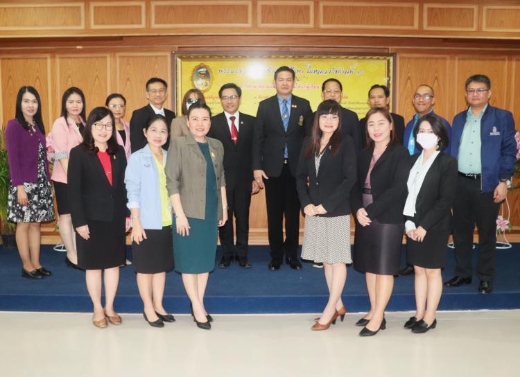    ให้การต้อนรับ นายวรพจน์ สิงหราช ผู้อำนวยการสำนักบริหารงานการมัธยมศึกษาตอนปลาย และคณะ ในการลงพื้นที่ตรวจเยี่ยมการดำเนินงานของ โรงเรียนบรมราชินีนาถราชวิทยาลัย 