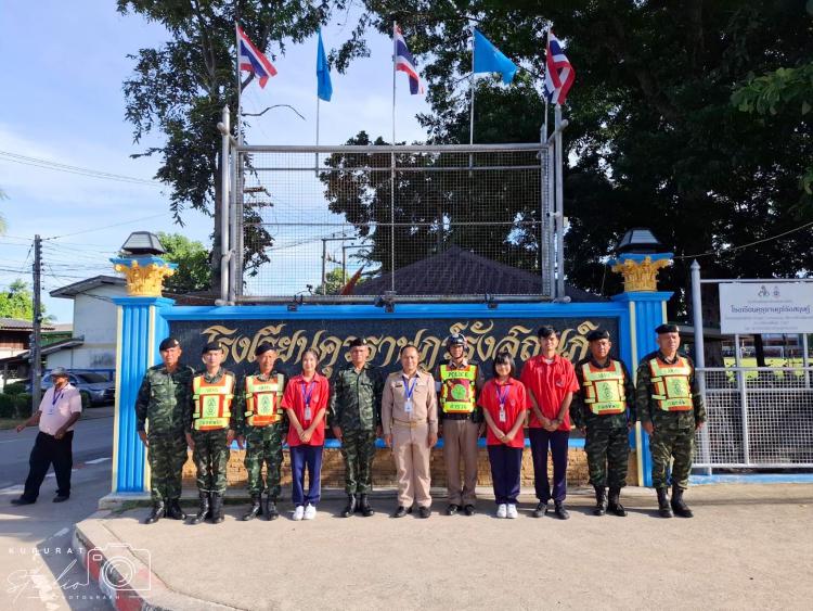 เจ้าหน้าที่ชุดปฏิบัติการกิจการพลเรือน กองพันทหารช่างเครื่องมือพิเศษ กองพลทหารช่าง ปฏิบัติกิจกรรมจิตอาสา ณ โรงเรียนคุรุราษฎร์รังสฤษฏ์ 