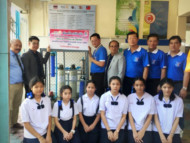 พิธีรับมอบเครื่องกรองน้ำสำหรับให้บริการน้ำดื่มสะอาดแก่นักเรียน