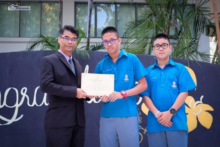 ท่านผู้อำนวยการโรงเรียนบรมราชินีนาถราชวิทยาลัยมอบเกียรติบัตรแก่นักเรียนในการแข่งขันทักษะวิชาการ มหกรรมความสามารถทางศิลปหัตถกรรมฯ ครั้งที่ื ๖๘