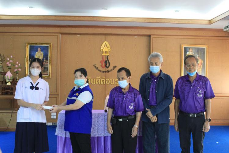 สโมสรโรตารีฯ มอบแว่นตาให้กับนักเรียน