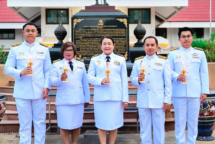  การร่วมพิธีถวายเครื่องราชสักการะและวางพานพุ่ม และพิธีจุดเทียนชัยถวายพระพร แด่พระบาทสมเด็จพระเจ้าอยู่หัว ณ ศาลาประชาคม ที่ว่าการอำเภอจอมบึง 