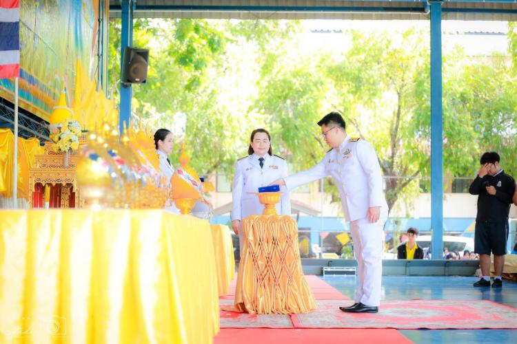 การเข้ารับพระราชทานใบประกาศเครื่องราชอิสริยาภรณ์เบื้องหน้าพระบรมฉายาลักษณ์พระบาทสมเด็จพระเจ้าอยู่หัว