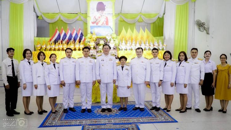 การเข้าร่วมพิธีวางพานพุ่มถวายราชสักการะ และถวายพระพรชัยมงคล แด่พระบาทสมเด็จพระเจ้าอยู่หัว ณ ประชาคม ที่ว่าการอำเภอจอมบึง