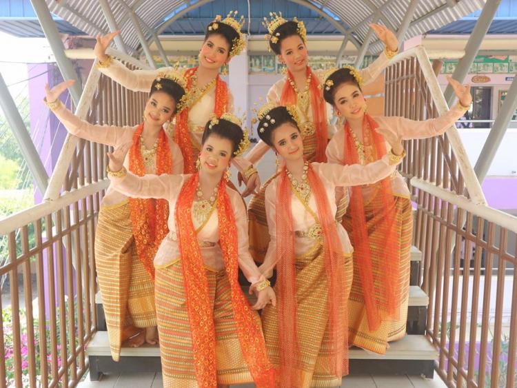นักเรียนชุมนุมนาฏศิลป์โรงเรียนโพธาวัฒนาเสนี รำหน้าไฟ ณ วัดหัวป่า อ.ปากท่อ จ.ราชบุรี